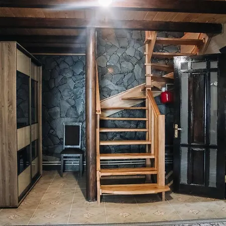 Lodge стежка в гори *