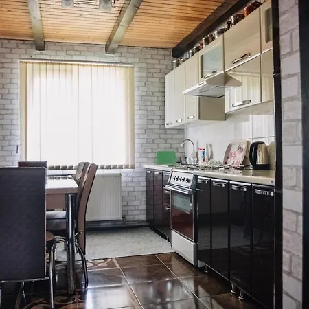 стежка в гори بيت خشبي