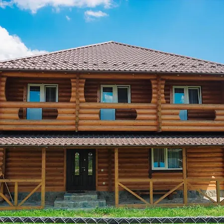 стежка в гори بيت خشبي